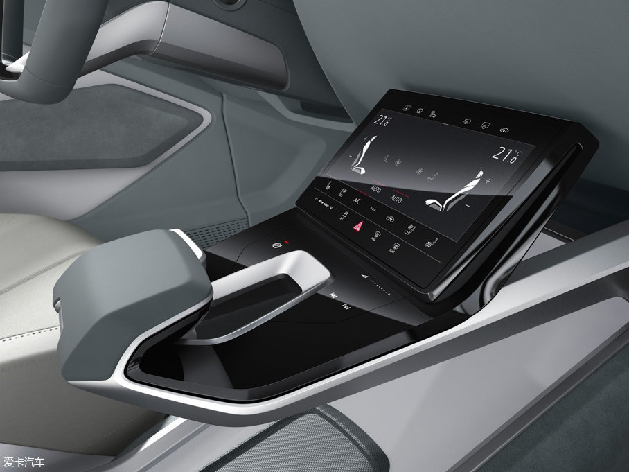 2017��W��e-tron(�M��) ����܇