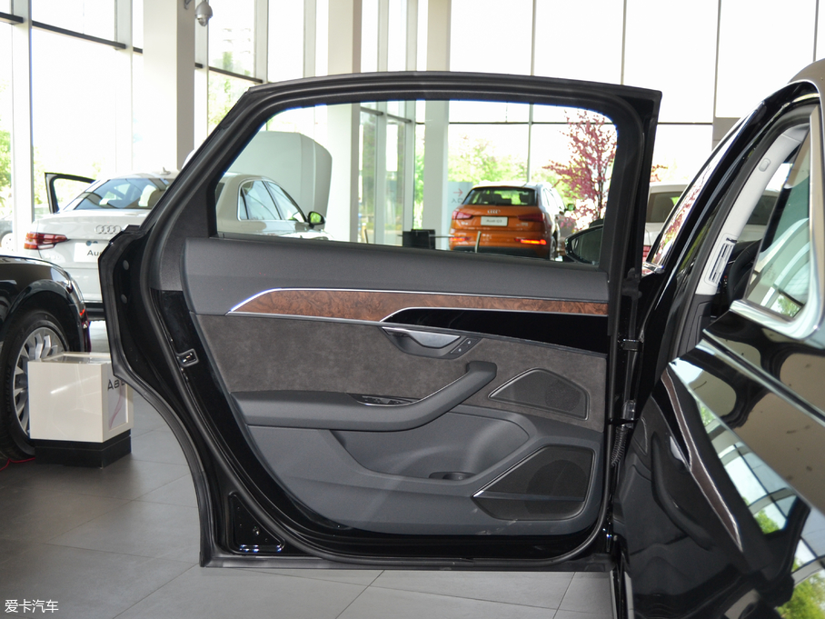 2018?yun)WA8 55TFSI quattro ͶŰ