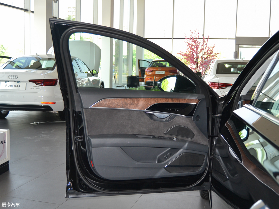 2018WA8 55TFSI quattro ͶŰ