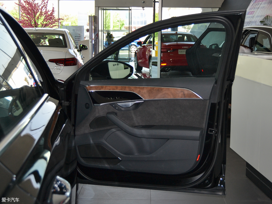 2018WA8 55TFSI quattro ͶŰ