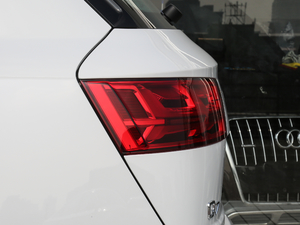 201845TFSI S line\ ^