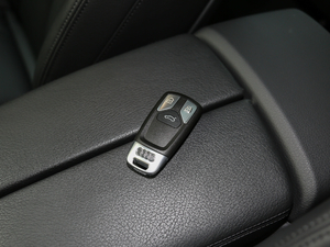 2018款40TFSI S line运动型 车钥匙