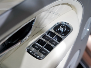 20234.0T V8 LS п؅^