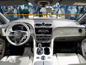 20234.0T V8 LS п؅^