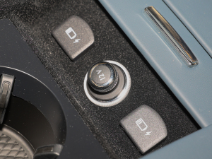 20224.0T GT V8 Mulliner п؅^