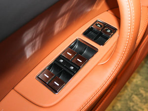 2010Flying Spur  {܇ƅ^	