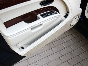 2013款6.8T Mulliner特别版 前门储物空间