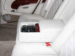 2013款6.8T Mulliner特别版 后排中央扶手
