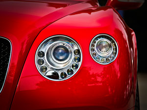 2012款4.0T GT V8 大灯