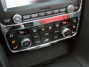 2014款4.0T GT V8 S 敞篷尊贵版   中控区