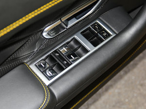 2014款4.0T GT V8 S 敞篷标准版 主驾车窗控制区	