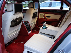 2014款4.0T V8 尊贵版 后排空间
