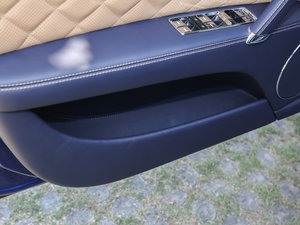 2017款V8 S Mulliner 前门储物空间