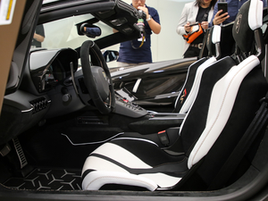 2019款SVJ Roadster 前排空间