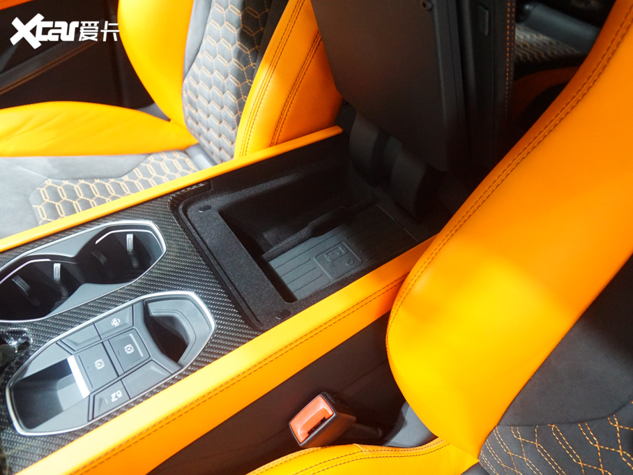 2021Urus Pearl Capsule