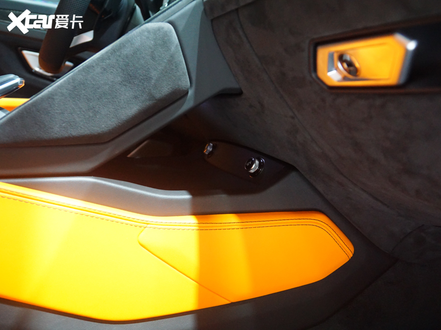 2021Urus Pearl Capsule