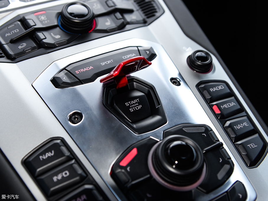 2011A(y)ventador LP 700-4