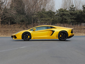 2011LP 700-4 (c)