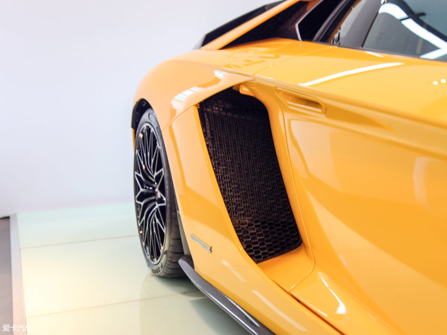 2017A(y)ventador Aventador S