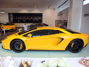 2017款Aventador S 正侧（左）