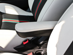 2012款1.4L Gucci版 中央扶手箱