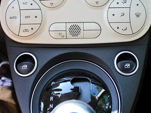 2012款1.4L Gucci版 主驾车窗控制区	