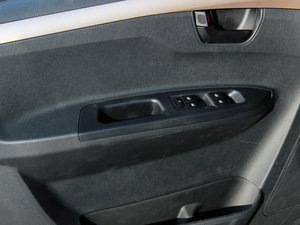 2013款1.5L ISS手动进取版 主驾车窗控制区	