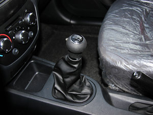 2013款1.5L ISS手动进取版 换挡杆