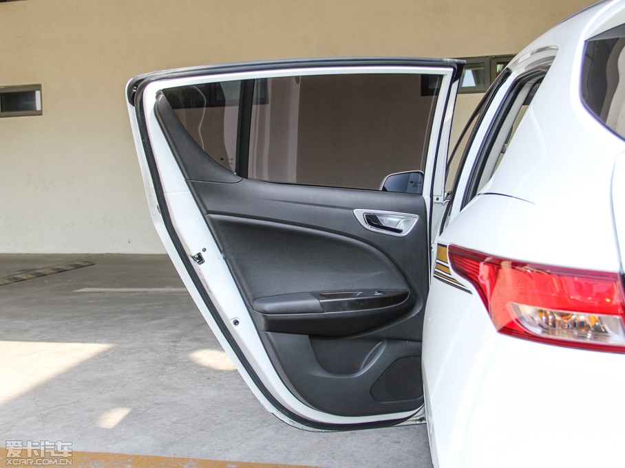 【2014款骏派D601.8L 自动尊贵型_空间座椅_