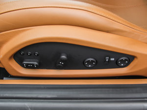 2013款6.3L 标准版 手套箱