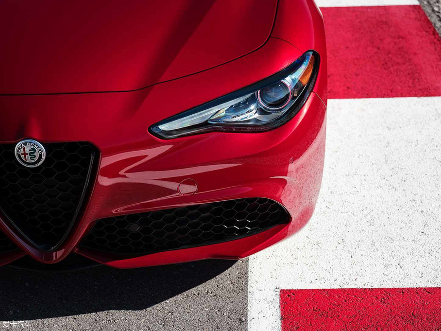 2018��Giulia�����~ Nero Edizione�؄e��
