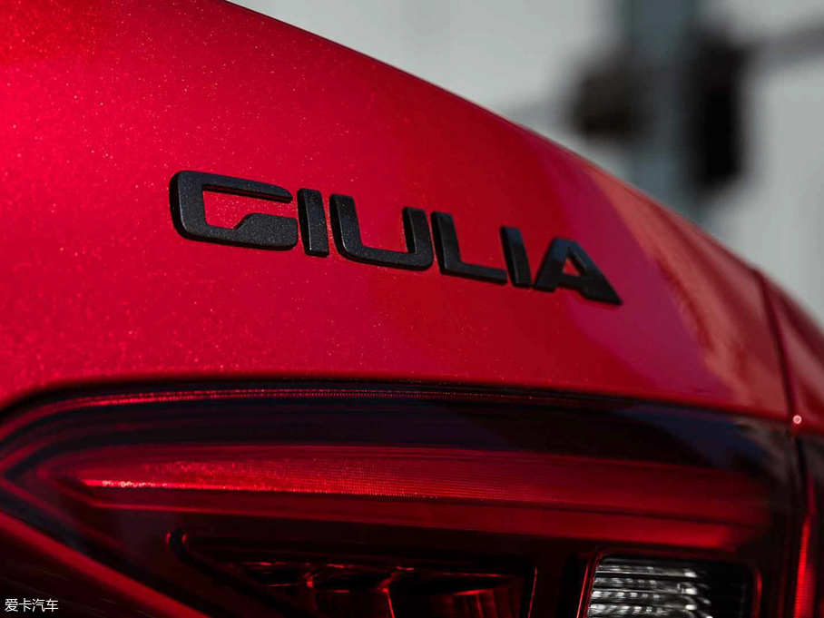 2018Giulia~ Nero Edizione؄e