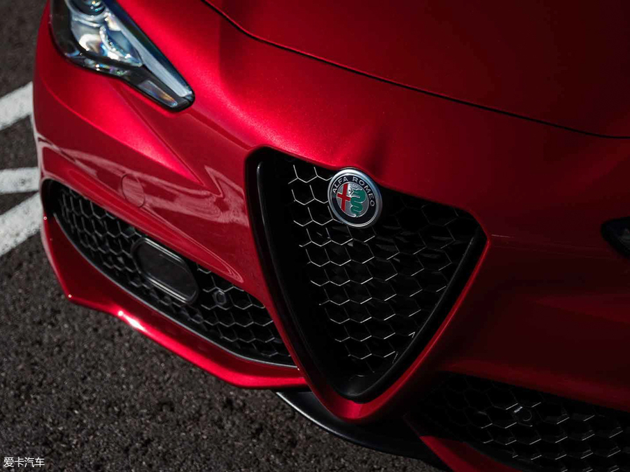 2018Giulia~ Nero Edizione؄e