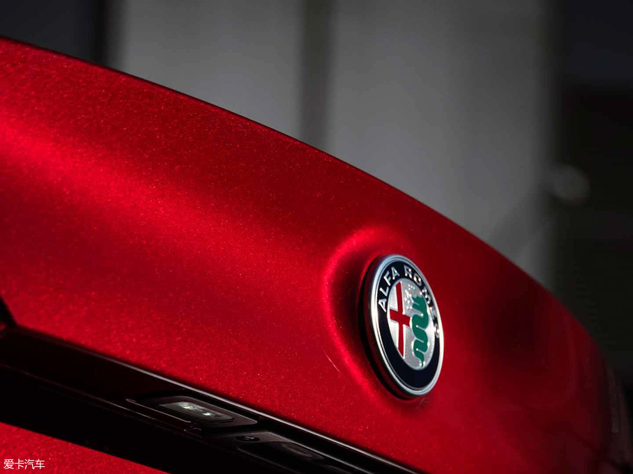 2018Giulia~ Nero Edizione؄e