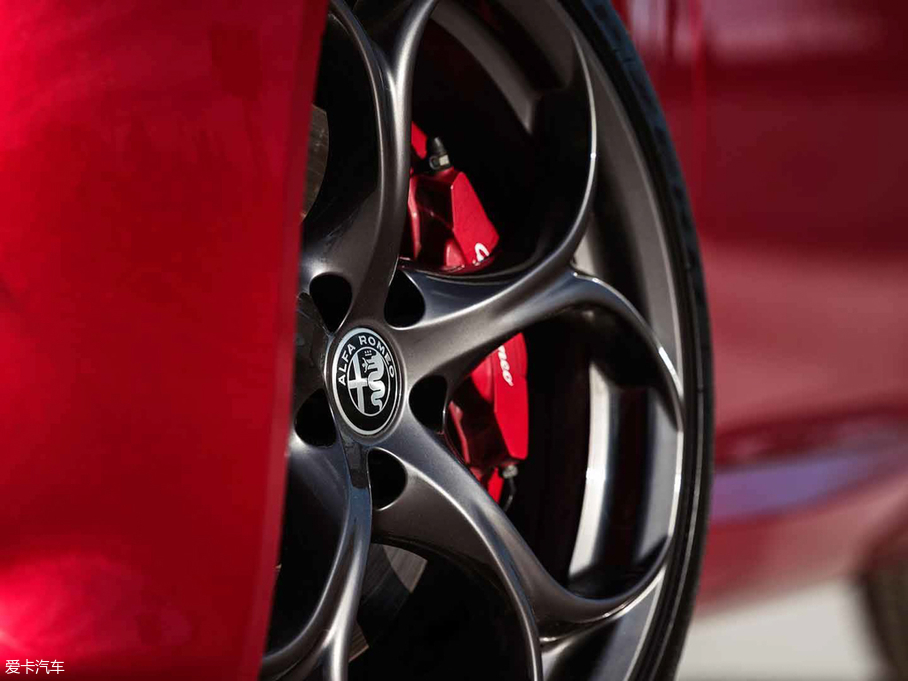 2018��Giulia�����~ Nero Edizione�؄e��