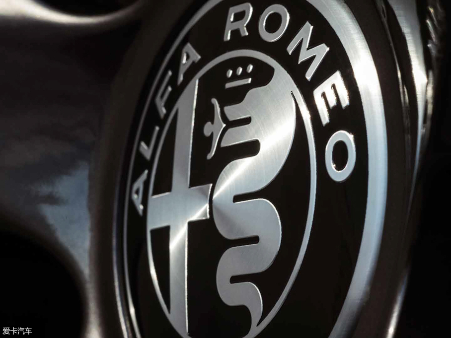 2018��Giulia�����~ Nero Edizione�؄e��