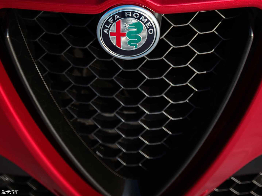 2018��Giulia�����~ Nero Edizione�؄e��