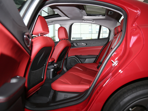 2019款280HP 豪华版 Black Package 后排空间