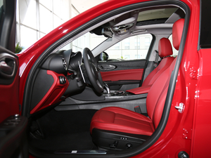 2019款280HP 豪华版 Black Package 前排空间