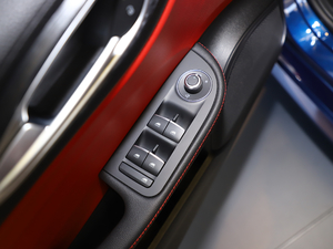 2019款280HP 豪华版 主驾车窗控制区	