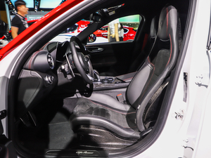 2019款510HP F1限量版 前排空间
