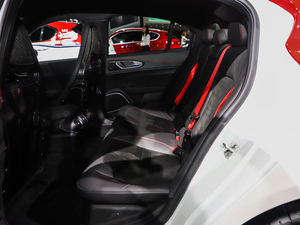 2019款510HP F1限量版 后排空间