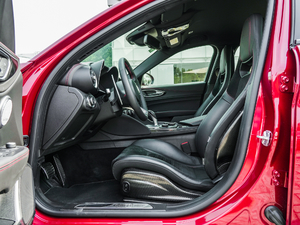 2019款510HP 四叶草版 前排空间