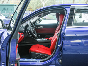 2021款2.0T 280HP 豪华版 前排空间