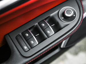 2021款2.0T 280HP 豪华版 主驾车窗控制区	