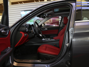 2021款2.0T 280HP 豪华运动版 前排空间