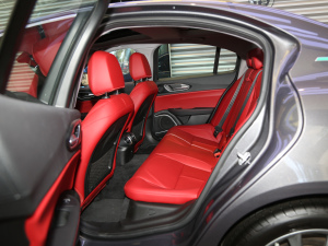 2021款2.0T 280HP 豪华运动版 后排空间