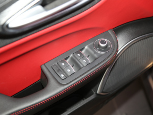 2021款2.0T 280HP 豪华运动版 主驾车窗控制区	