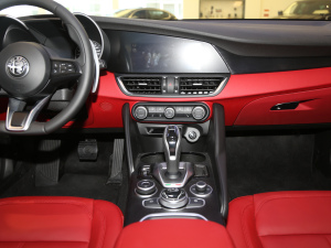 2021款2.0T 280HP 豪华运动版 中控台