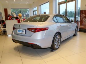 2022款2.0T 280HP Ti 驾控版 右后45度